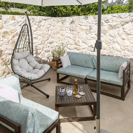 Jakov & Antonia Heritage Estate هفار