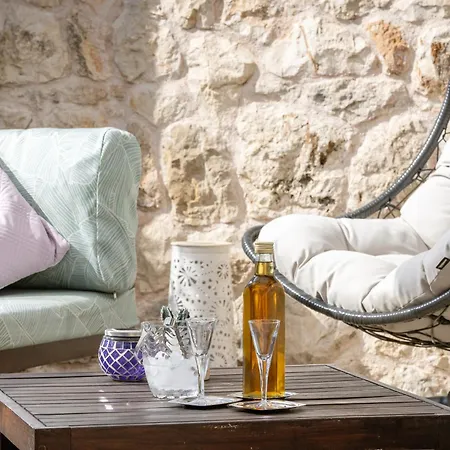 Jakov & Antonia Heritage Estate هفار
